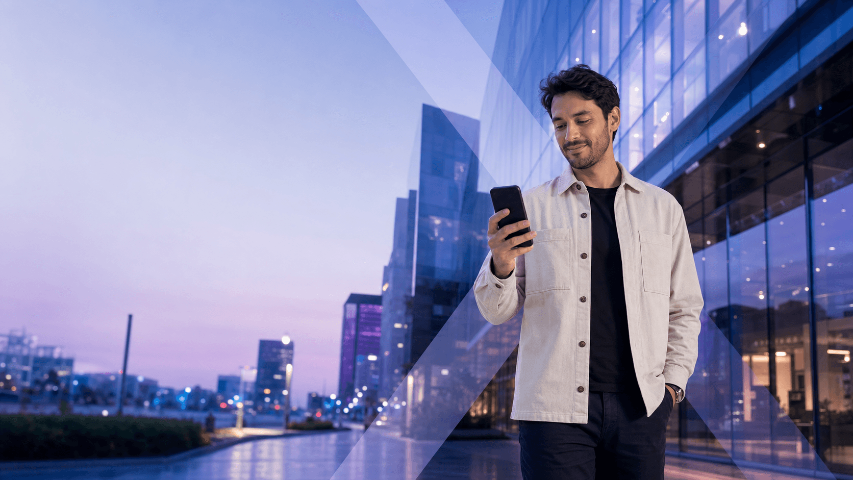 Cliente utilizando servicios financieros digitales desde su teléfono