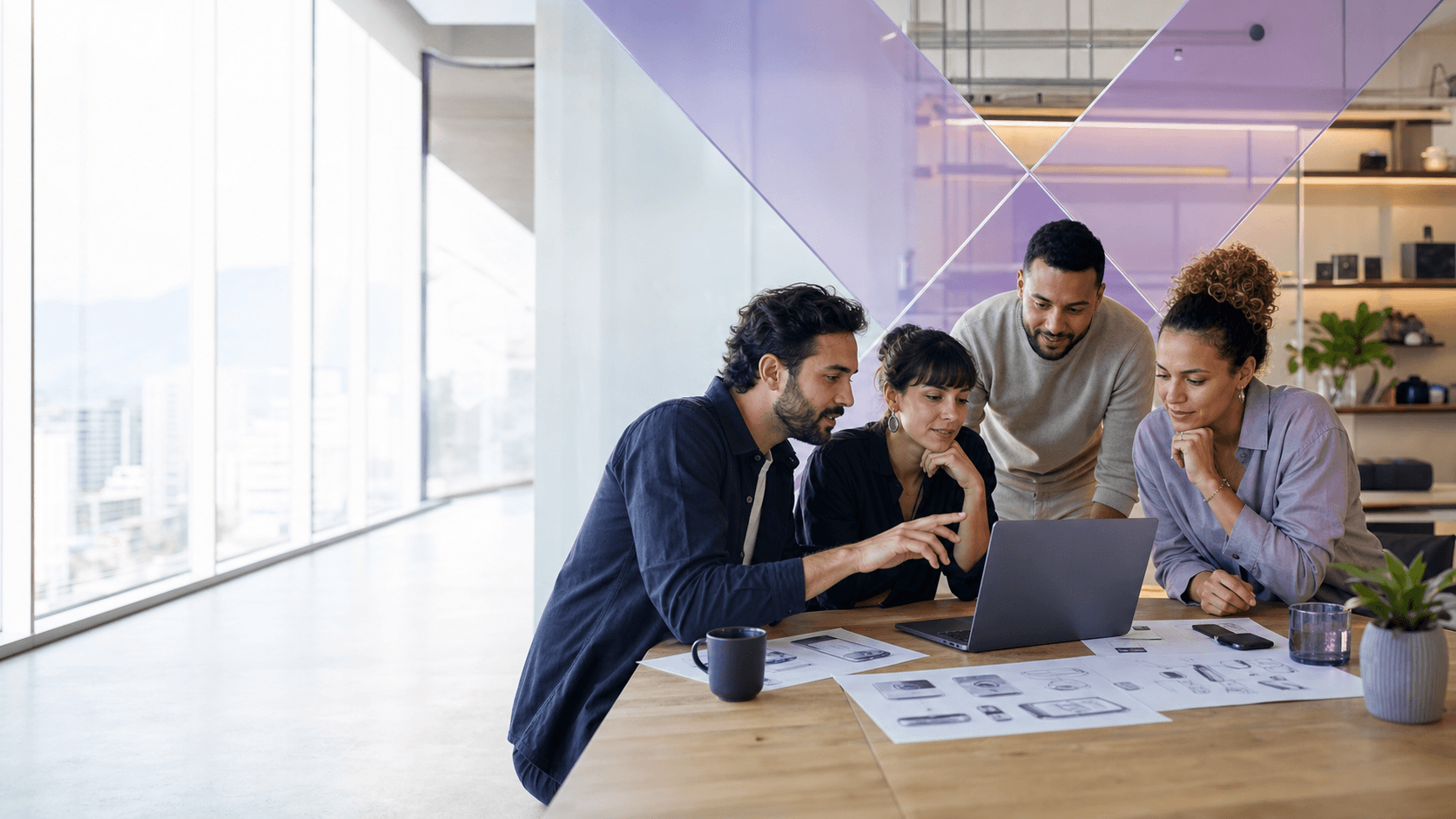Equipo multidisciplinario colaborando en el diseño de un producto digital