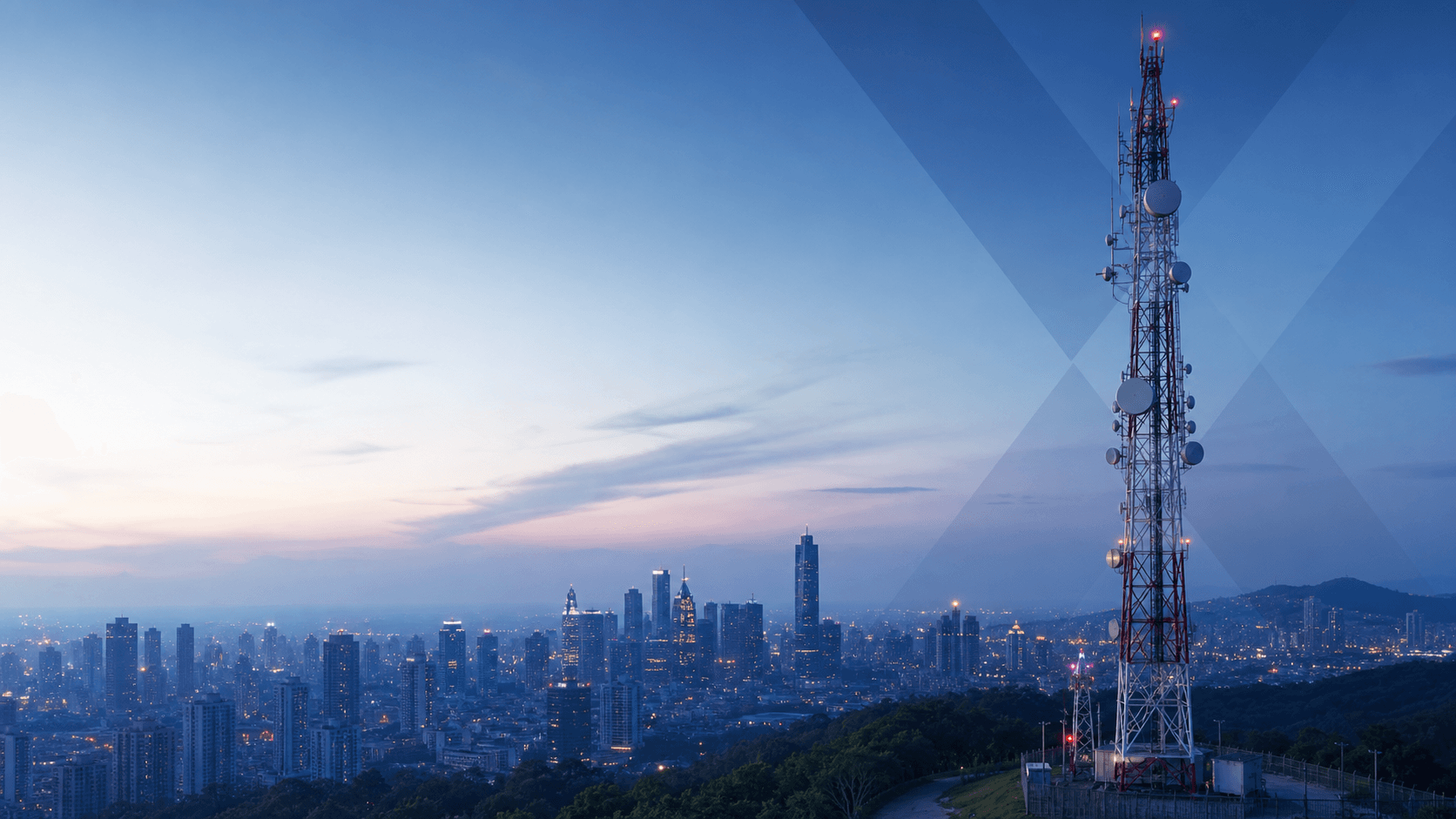 Torre de telecomunicaciones sobre una ciudad conectada al atardecer